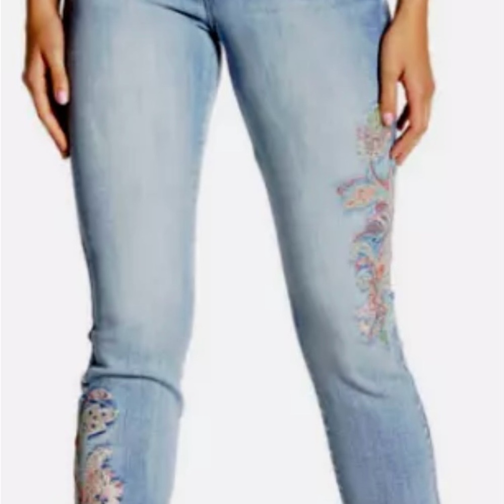 Nine West Gramercy Embroidered Frayed Hem Crop Jeans-Size 8